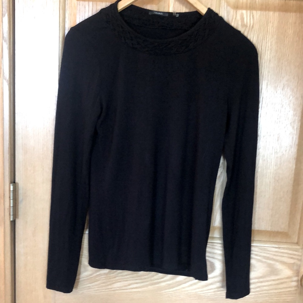 Tahari long sleeved top. Size S/P.